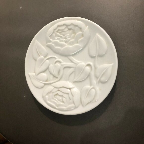 FLORAL WHITE PLATE MADE EXCLUSIVELY FOR GERMAINE MONTEIL SOAP OR JEWELRY DISH - Picture 1 of 5